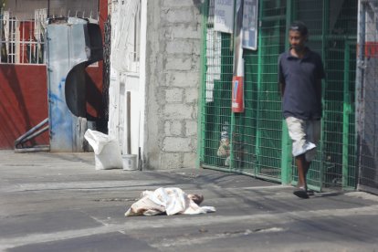 El asesinato fue en los exteriores de una lubricadora. El cadáver fue cubierto con sábanas blancas