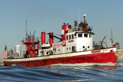 El barco histórico se encontraba parqueado en el puerto de la ciudad.