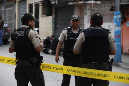 La Policía fue a recabar indicios del crimen.