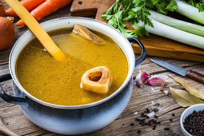 El caldo de carne contiene alto niveles de calcio y colágeno