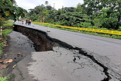 Las fuertes lluvias han provocado el agrietamiento de algunas vías.