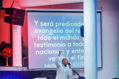 El predicador vagó por rincones oscuros de excesos y puso su vida en riesgo. Ahora transmite el mensaje de Dios.