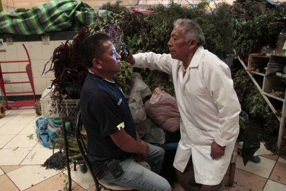 El padre ‘lee’ el iris de los ojos de las personas para diagnosticar.