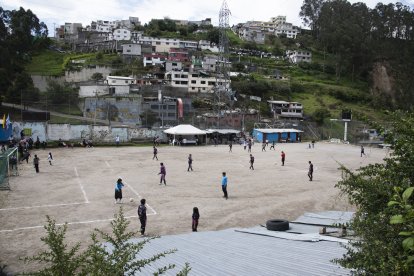 La cancha fue aplanada por los integrantes de la liga barrial para poder disputar los torneos.