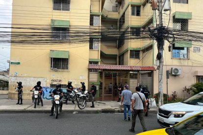 En un departamento de este edificio se registró el violento suceso.
