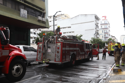 Varias unidades de Bomberos acudieron a atender la emergencia.