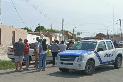 La policía desplegó un rastreo para ubicar a quienes atacaron al profesional dental, en Salinas.