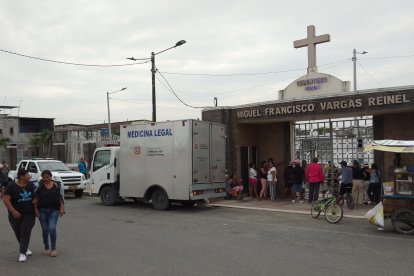 Agentes de la Unidad de Criminalística de la Policía hizo una inspección en el lugar, tomando indicios.