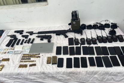 Entre las evidencias se hallaron armas y droga.