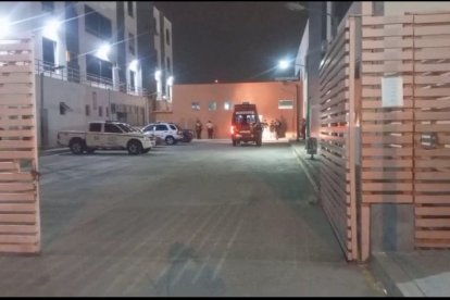 El hombre fue hallado colgado al interior de una celda de la Unidad de Aseguramiento Transitorio, de la UVC de Manta.