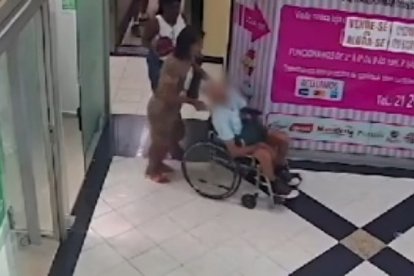 Momento exacto donde la mujer ingresa a las instalaciones del Banco