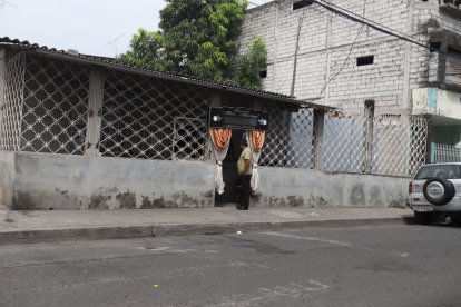 Los restos del conductor Milton Rivera González son velados en Guayaquil.