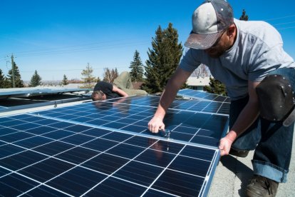 La instalación de sistemas de paneles solares es una opción que la ciudadanía ha estado analizando a causa de los cortes de energía eléctrica en Ecuador.