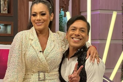 Carlos Menéndez junto a Dora West conducen el segmento Te lo regalo bailando.