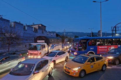 En Quito se registró una mayor congestión vehicular en algunos sectores, debido a que los semáforos no funcionaban.