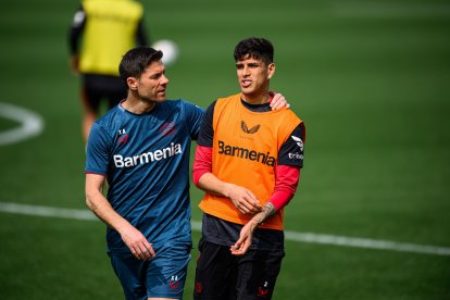 Piero Hincapié (d) es titular en el equipo del técnico Xabi Alonso.