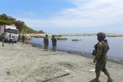 Personal del Ejército cerró el área donde se registró el derrame.