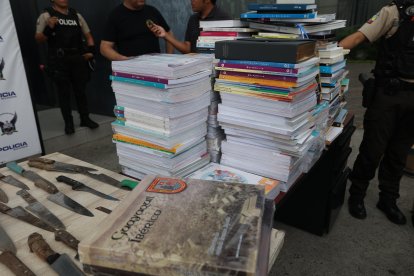 Entre las evidencias incautadas constan textos de la biblioteca municipal y escolares.