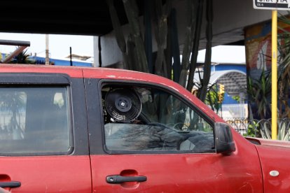 Referencial. En Guyaquil, los conductores han tomado múltiples precauciones ante los 'solazos'.