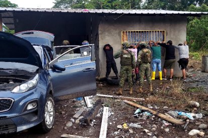 A los tipos se les encontró armas y también dos autos de alta gama.