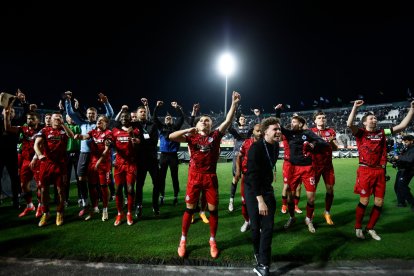 Joel Ordóñez celebra la clasificación con sus compañeros.
