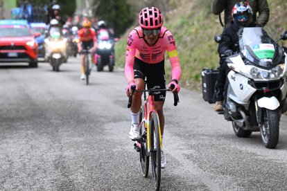 Richard Carapaz se prepara para el Tour de Francia con competencias en Europa.