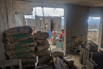 Con sacos de cemento, arena y otros materiales asistieron a la familia.