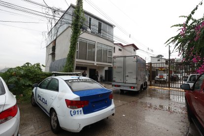 Del último piso de este condominio cayó la joven fallecida.