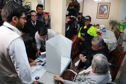 Una pareja de adultos mayores fueron los primeros en sufragar, en Quito, con el voto en casa.
