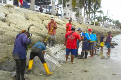 Un grupo de personas colaboró con la limpieza en la arena