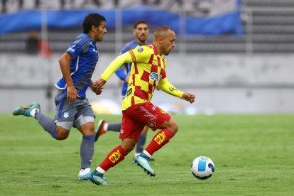 Aucas goleó 3-1 a Emelec.