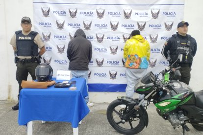 Los sospechosos y la motocicleta en la que circulaban fueron mostrados a la prensa por los agentes del distrito La Delincia, en Quito.