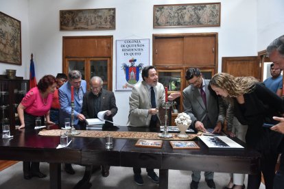 La colonia tiene su propio himno, su credo y hasta un escudo que los representa.