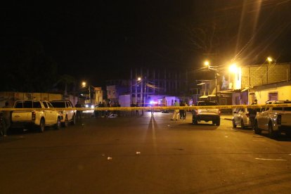 Dennys Chernes Pincay fue seguido por sus verdugos. Le descargaron más de 50 tiros. Policía acordonó la escena del crimen.