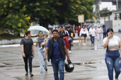 La lluvia sorprendió a los votantes de la Universidad Agraria.