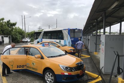 La electrolinera, ubicada al norte de Guayaquil, recibe a conductores desde las primeras horas de la mañana.