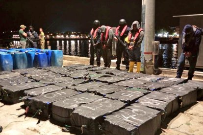 Los sacos que los uniformados recuperaron en el mar.