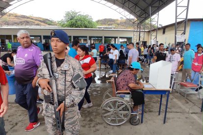 Moradores del cantón Durán acuden a las urnas para votar.