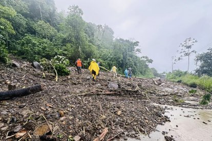 Parte del daño en la vía que comunica las provincias de Chimborazo con Guayas.