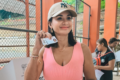 Marcela Aguiñaga sufragó en horas de la mañana.