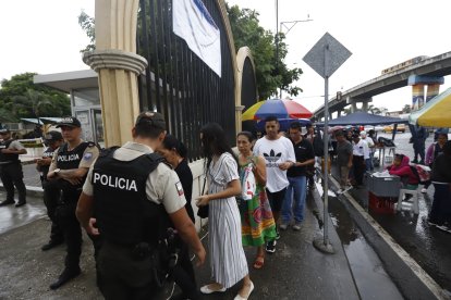 El inicio de la jornada electoral en Guayaquil estuvo marcado por una lluvia que luego redujo su intensidad. Unos tenían paraguas y otros no.