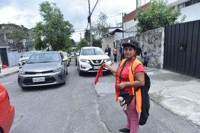 Patricia Chulca es vendedora informal, pero en época electoral ayuda a estacionar carros.