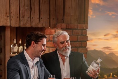 El gobernador del azuay Santiago Malo González posando para la marca de aguardiente Herencia del valle.
