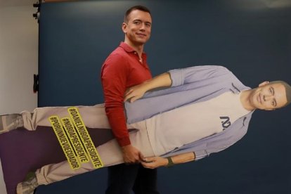 Daniel Noboa posó con el famoso 'Muñeco de cartón'.