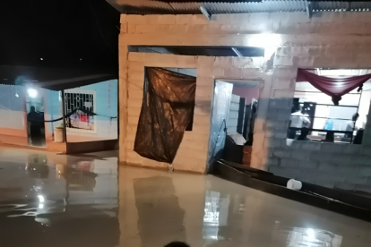 Habitante de El Caimito con el agua a la cintura.