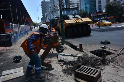 Cuadrillas de la Empresa Metropolitana de Obras Públicas están en la zona.
