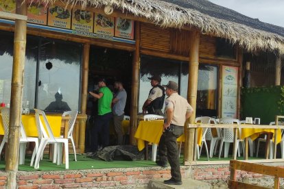 La policía hizo una revisión en el establecimiento donde se cometió el hecho.