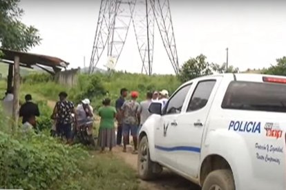 Parientes del hombre acudieron al punto en el que  fue encontrado el cuerpo. Policías también fueron para poder retirarlo hacia la morgue.