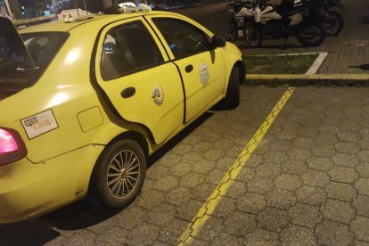 El vehículo retenido por los agentes, la noche del martes 23 de abril.