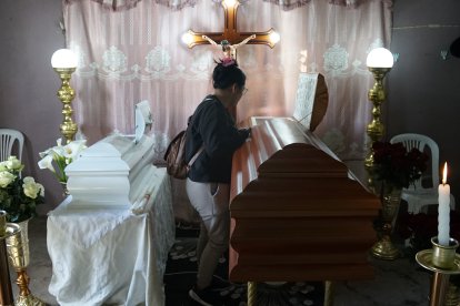 Las honras fúnebres de la tía junto con su sobrina se hicieron en la misma casa donde lamentablemente perdieron la vida. La familia no tiene dinero para sepultarlas.